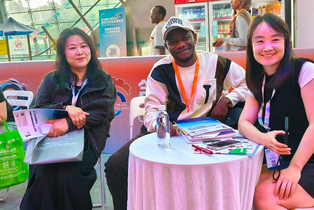Kang Yao at a trade exhibition, photo 1