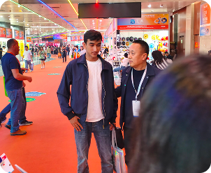 Kang Yao at a trade exhibition, photo 2